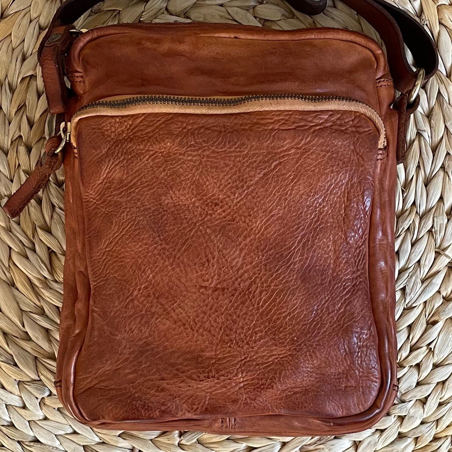 Campomaggi Sambuco Leather Crossbody Bag, Small – Fendrihan Canada