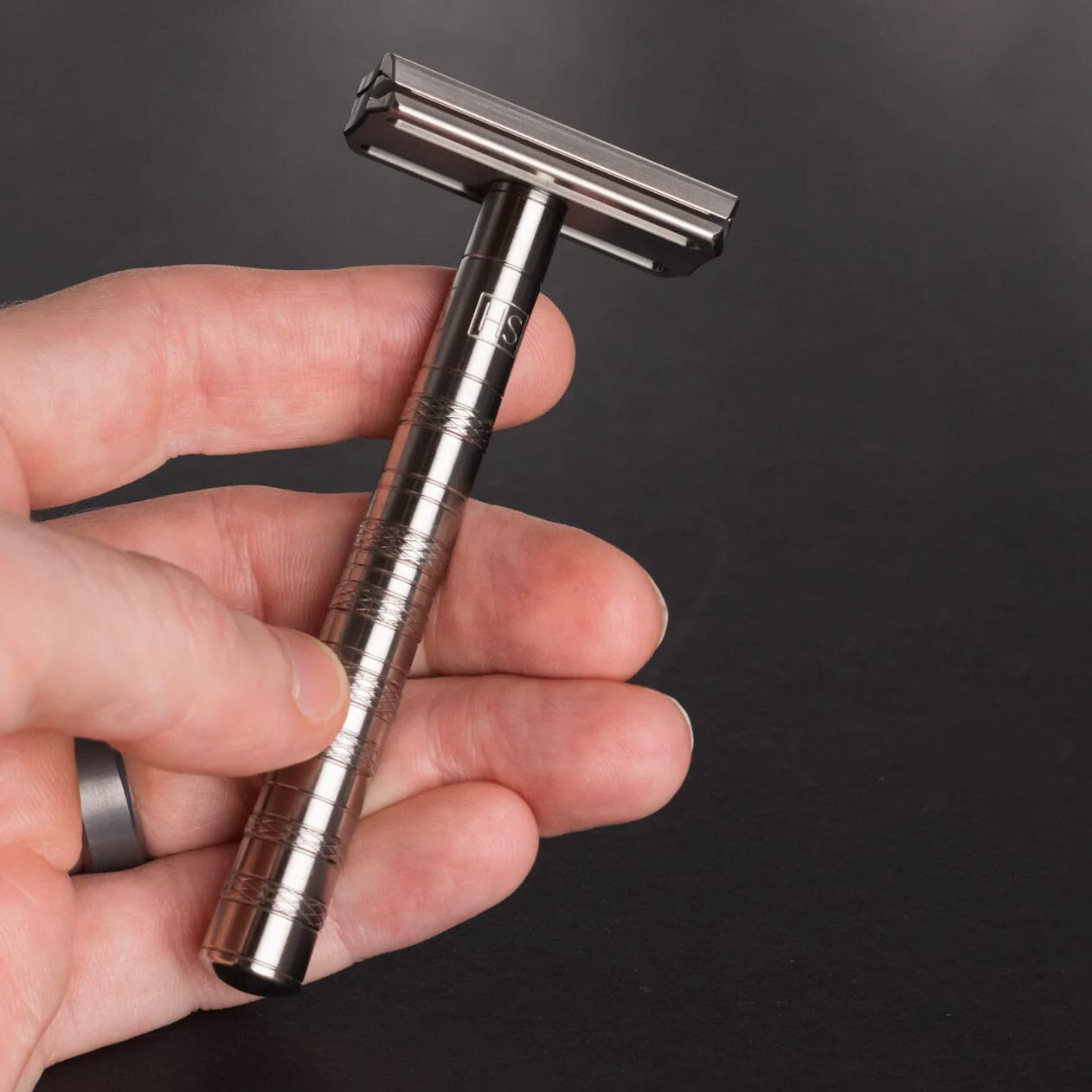 ヘンソンシェービング/Ti22/チタン／ミディアム Henson Ti22 Safety Razor – Fendrihan Canada